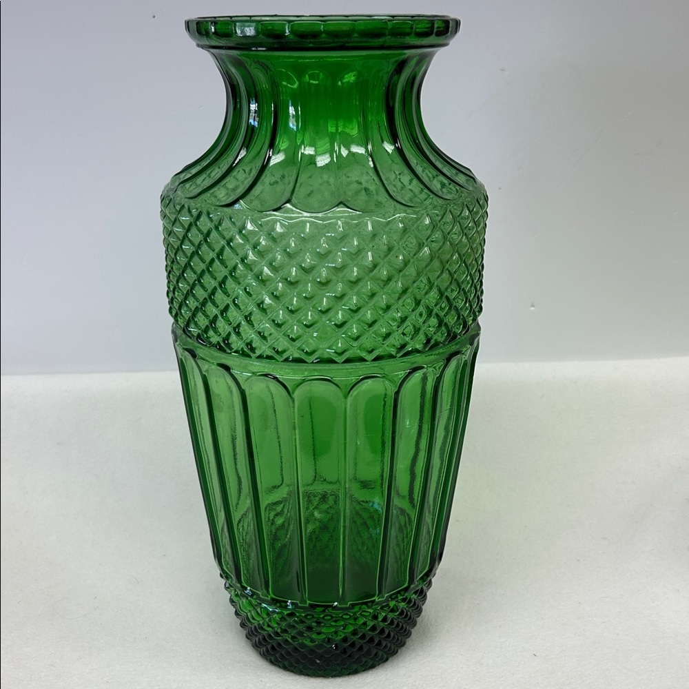 Vintage  tall 13”  HOOSIER Glass emerald green diamond cut ribbed vase